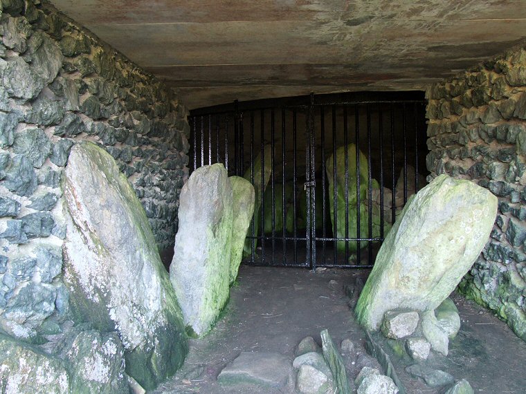 Barclodiad y Gawres - Stones of the entrance passage