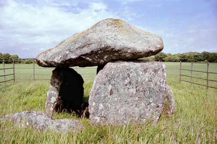 Bodowyr - View of the southwest side of the tomb