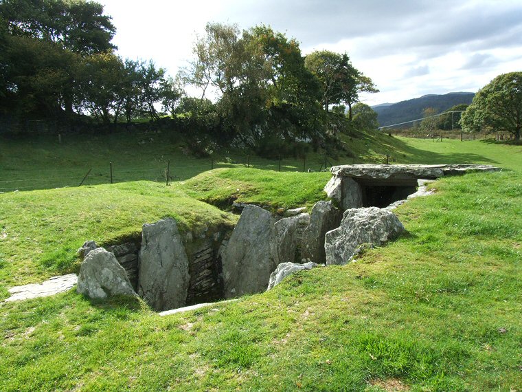 Capel Garmon - external view