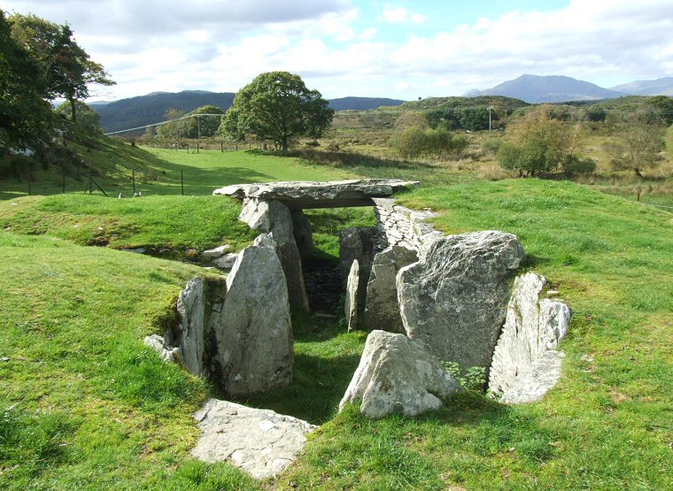 Capel Garmon - external view