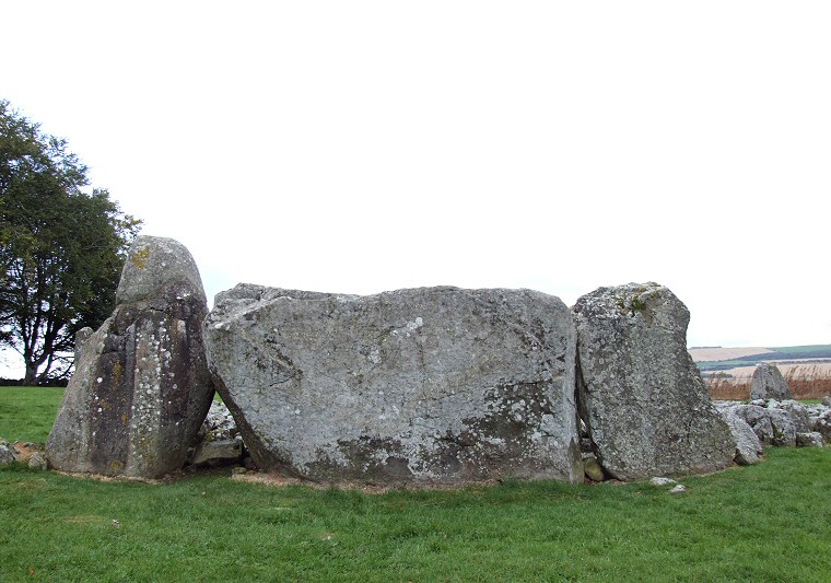 Loanhead of Daviot - front view of the recumbent setting