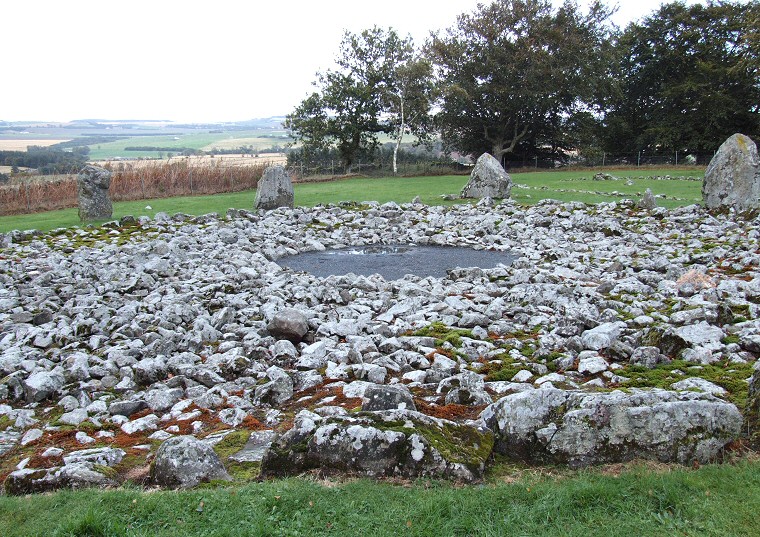 Loanhead of Daviot - view over the inner cairn and central court