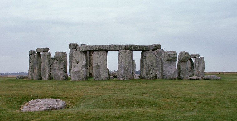 Stonehenge - Looking southwest from the end of the Stonehenge Avenue
